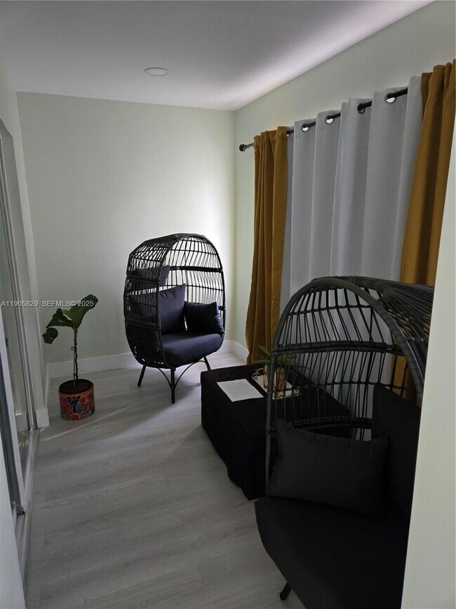 Building Photo - 251 NE 187th St