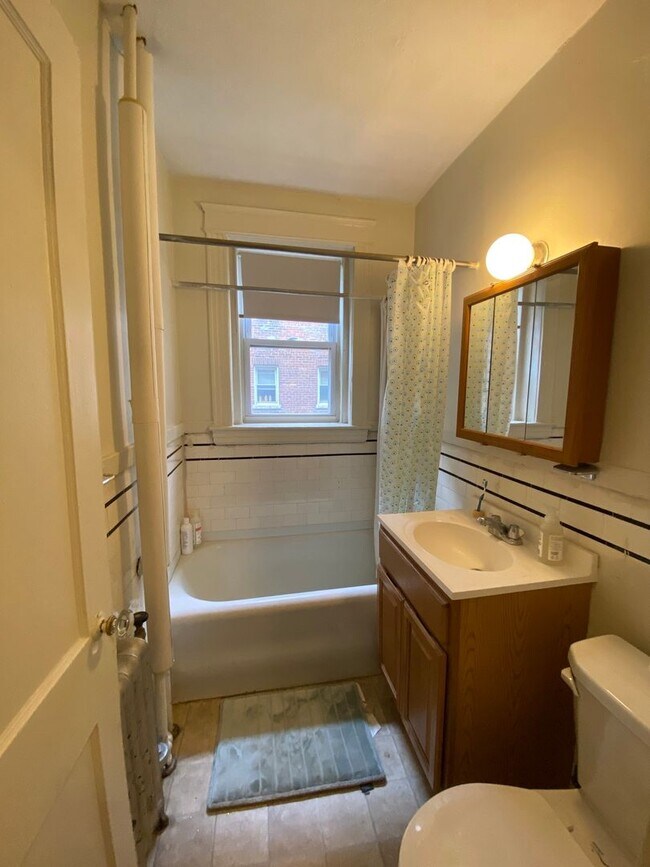 Building Photo - 7/1 No Fee! Spacious Studio in elevator building, low move in cost!