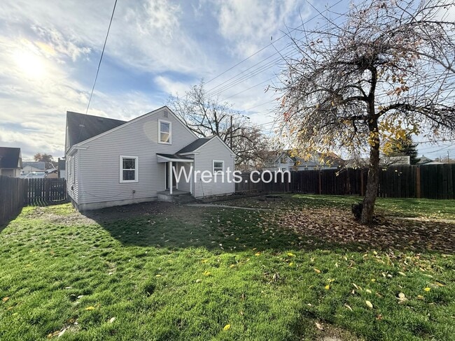 Building Photo - 5 bed 2.5 bath home