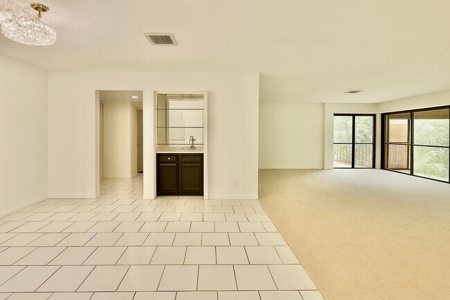 Building Photo - 1739 Embassy Dr