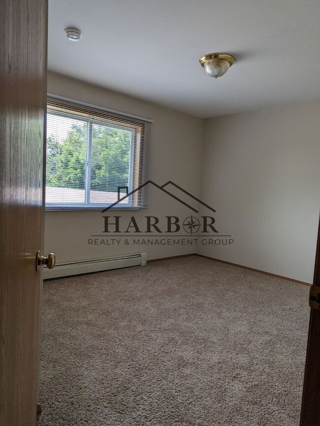 Building Photo - 2 Bedroom 1 Bath - Ask us about our specials!