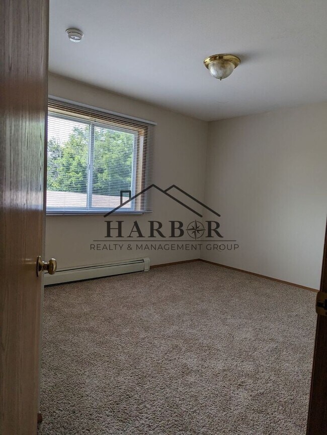 Building Photo - 2 Bedroom 1 Bath - SPECIAL: Application Re...