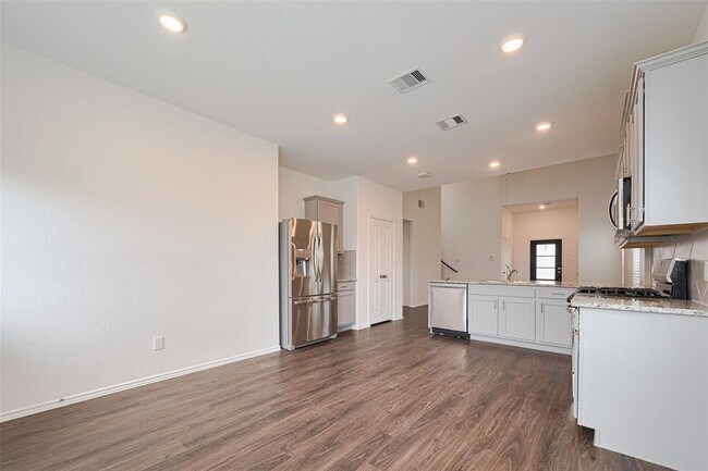 Building Photo - 18414 Hilltop Climb Dr