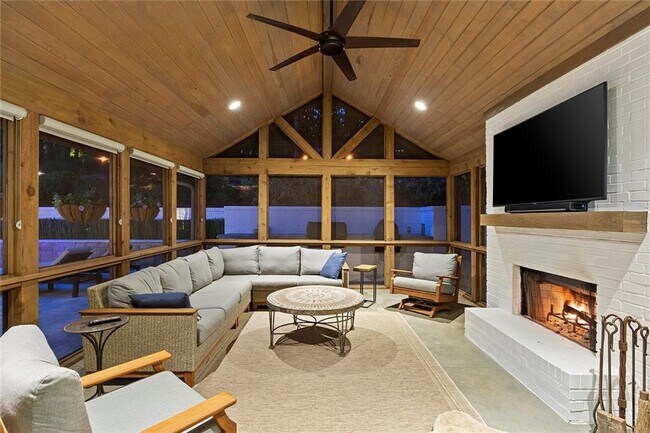 Building Photo - 1100 Kingston Dr NE