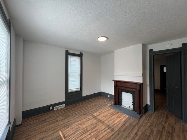 Building Photo - 453 N 6th St
