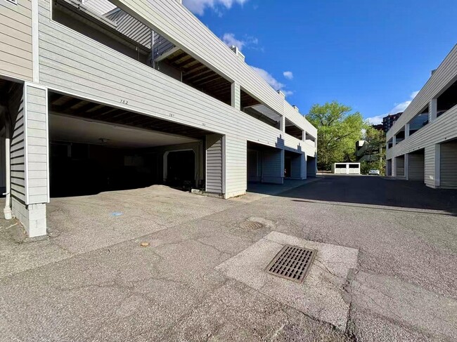 Building Photo - 781 Spinnaker Ct