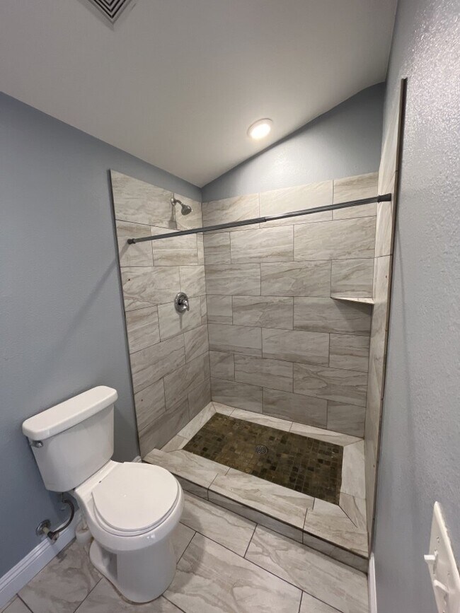 Building Photo - ALL UTILITIES INCLUDED STUDIO CENTRALLY LO...