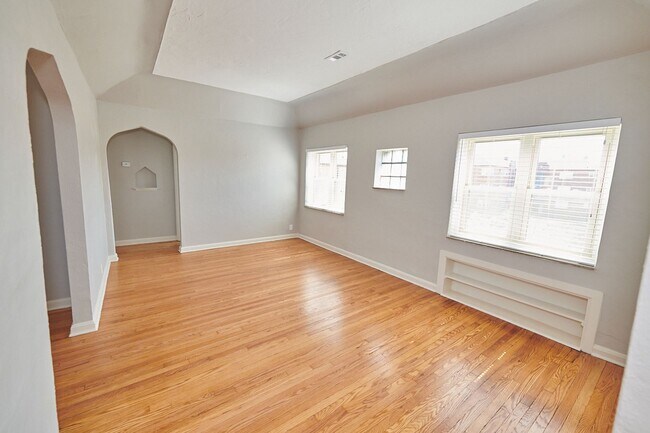 Building Photo - 5823 Lindenwood Ave