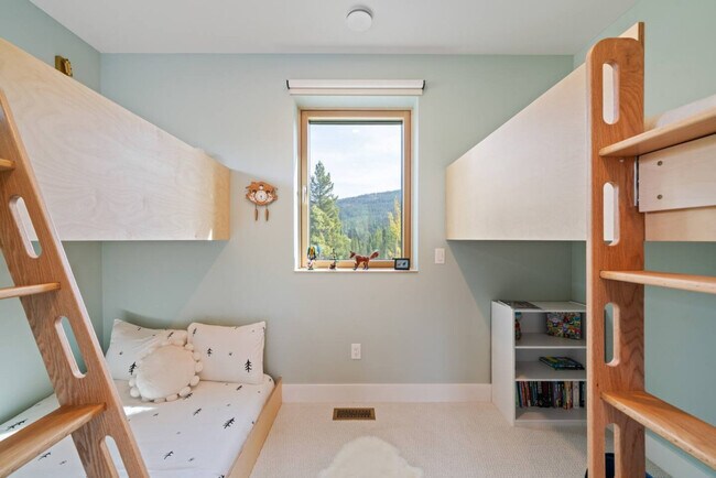 Building Photo - 730 Solitude Ln