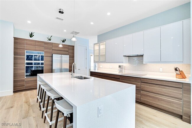 Building Photo - 2515 Royal Palm Ct