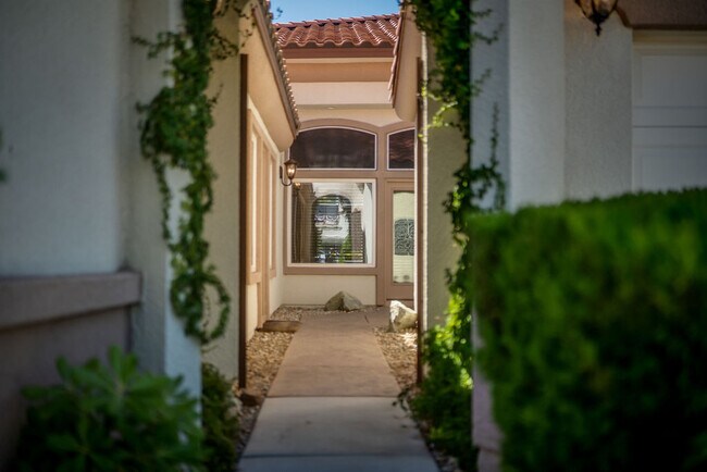 Secure, quiet courtyard invites you in to this spacious 1 story home. - 2850 Bronzino Ct