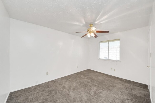 Building Photo - 13610 Piney Oaks Dr