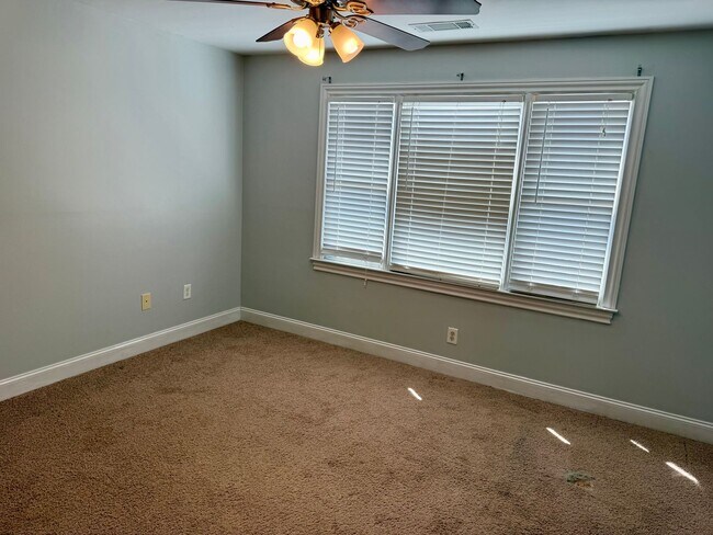 Building Photo - 4BR home close to downtown Watkinsville