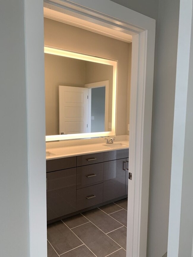 Building Photo - BEAUTIFUL TOWNHOMES IN MIDTOWN