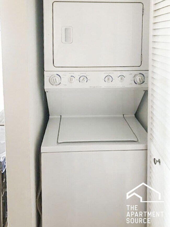 Building Photo - 4865 N Hermitage Ave