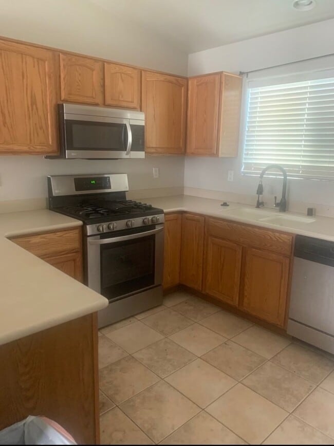 Building Photo - Beautiful Fairway Estates 3-Bed Home with ...