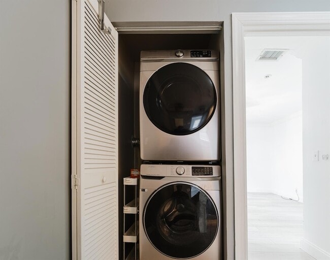 Building Photo - 700 E Palmetto Park Rd