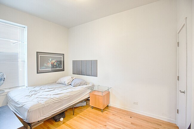 Building Photo - Wicker Park Large Sunny 3 Bed. In-Unit Laundry, FREE Fast Internet. Central Heat & A/C, Hardwood ...