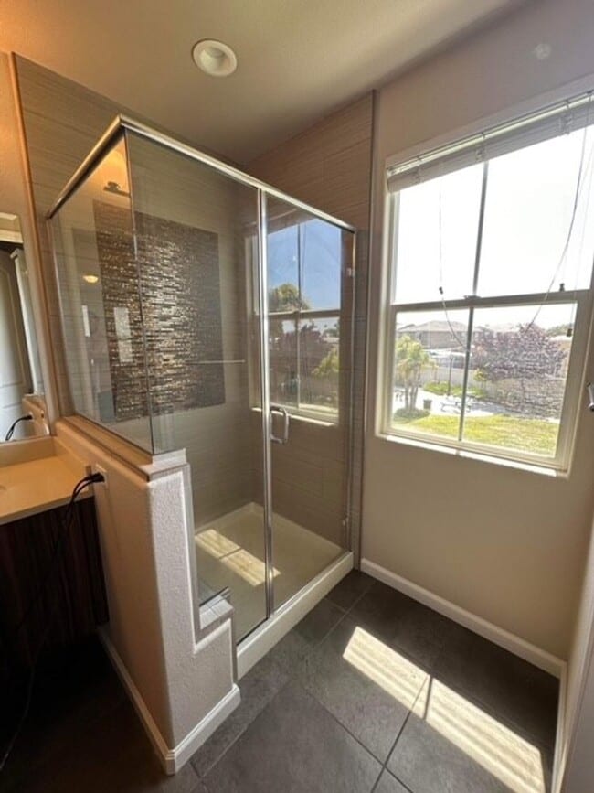 Building Photo - Newer 4 bedroom 3 bath home available