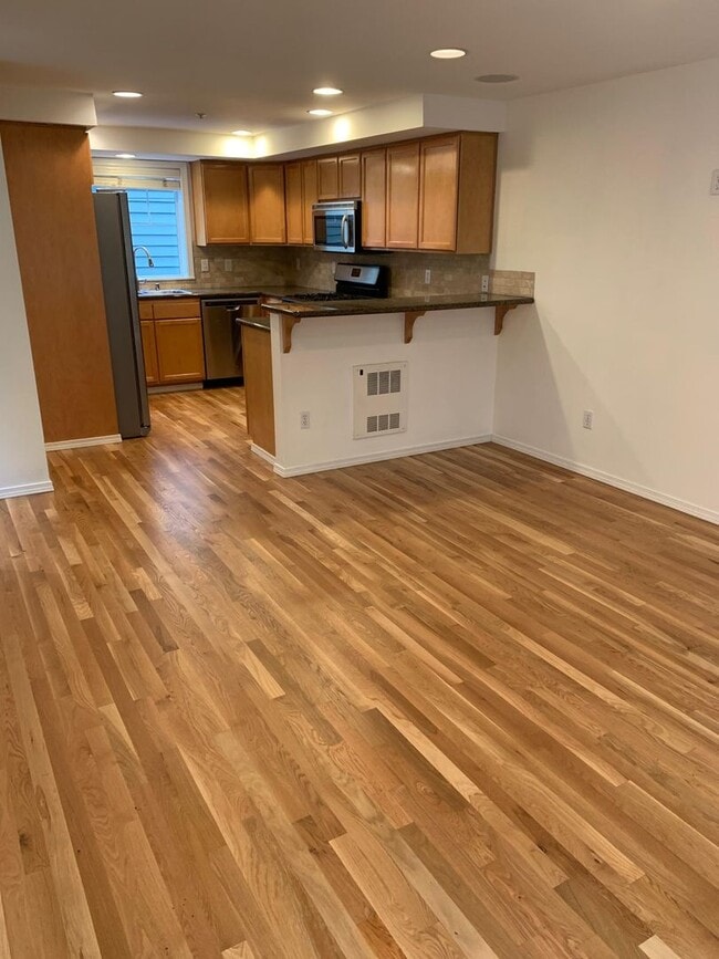 Building Photo - In the heart of Green Lake 3 bed 2.5 bath townhome for rent