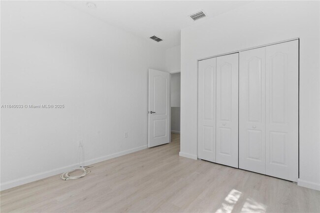 Building Photo - 3956 NE 11th Dr