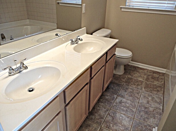Building Photo - 704 Bent Hollow Ct