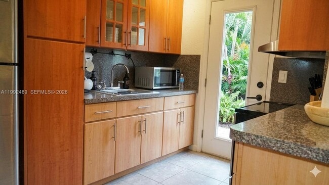 Building Photo - 3240 Mary St