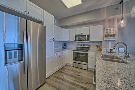 Building Photo - 9900 S Thomas Dr