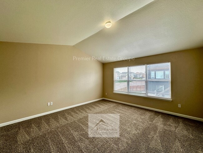 Building Photo - 8486 Meadowcrest Dr