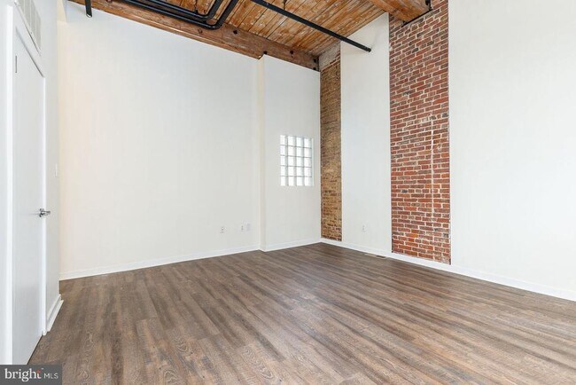 Building Photo - 303 Vine St