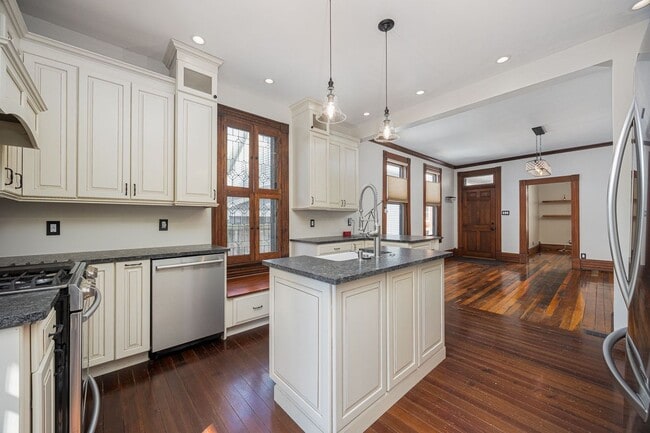 Building Photo - 357 Jackson St