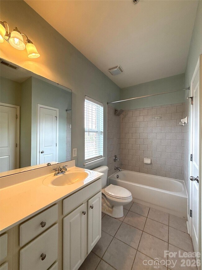 Building Photo - 534 Oakland Ave