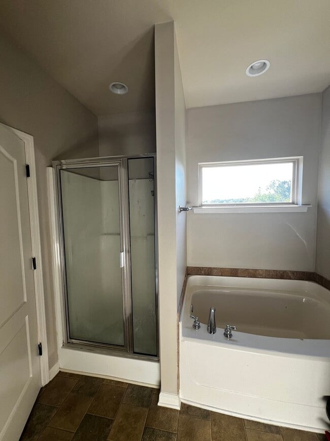 Building Photo - Fultondale/ Chapel Hill Sub-Division 4 BR / 2 Barhrooms / 2 car Garage