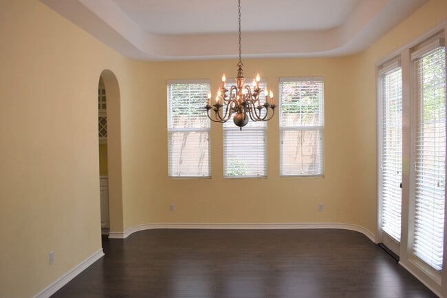 Building Photo - Beautiful 5 bedroom, 5 bath home in Desira...