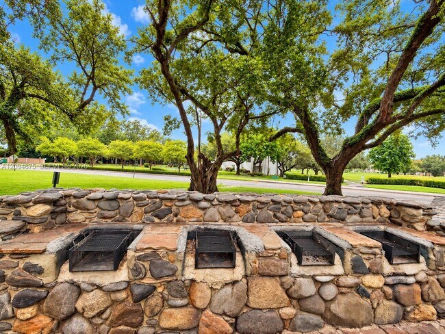 Building Photo - 9440 Poinciana Pl