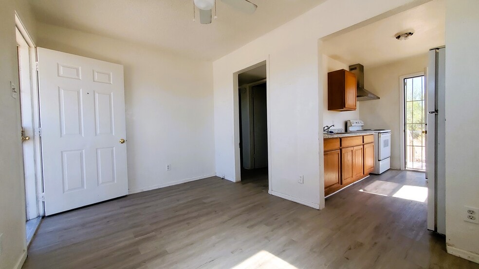 Building Photo - 905 W 7th St