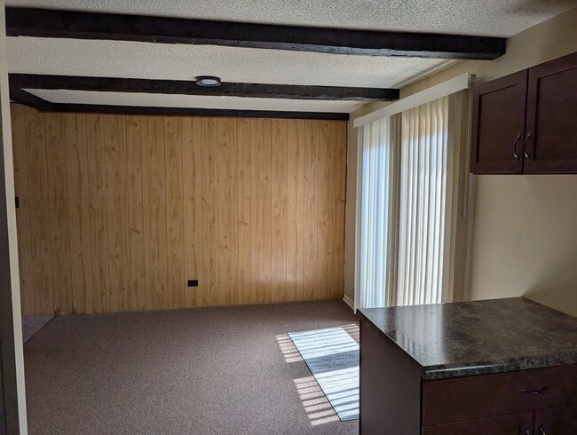 Building Photo - 208 Dee Rd