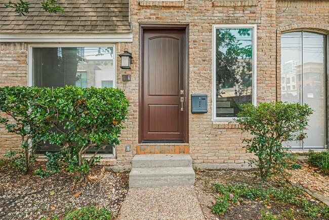 Building Photo - 4305 Westheimer Rd