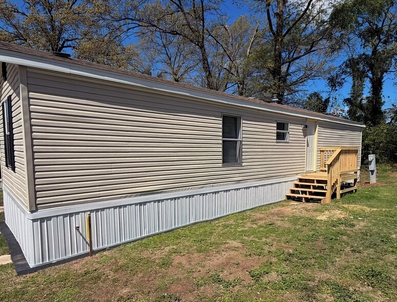 Building Photo - 11 Deerwood Park