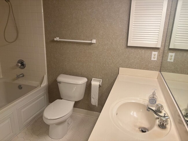 Building Photo - Charming 2 Bedroom Condo Located in York C...