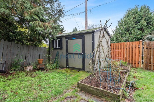 Building Photo - A beautiful 3 bed and 1 bathroom house for rent