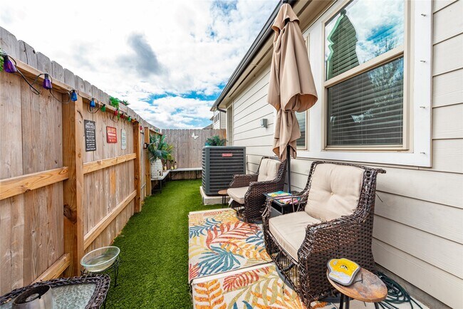 Building Photo - 5605 Hyde Park Dr