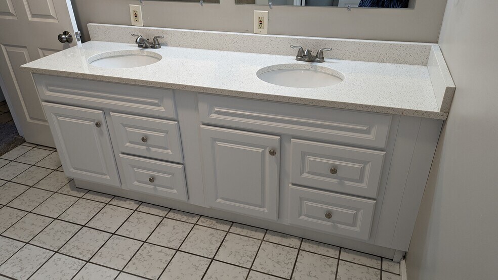 Building Photo - 3771 Orchard Ave