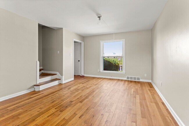 Building Photo - Beautiful updated townhome