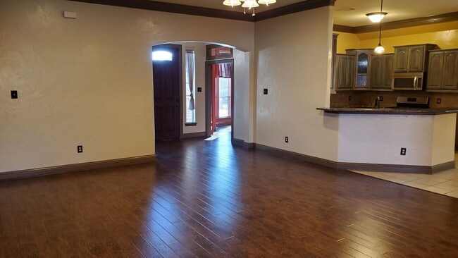 Building Photo - 1621 Colonial Dr