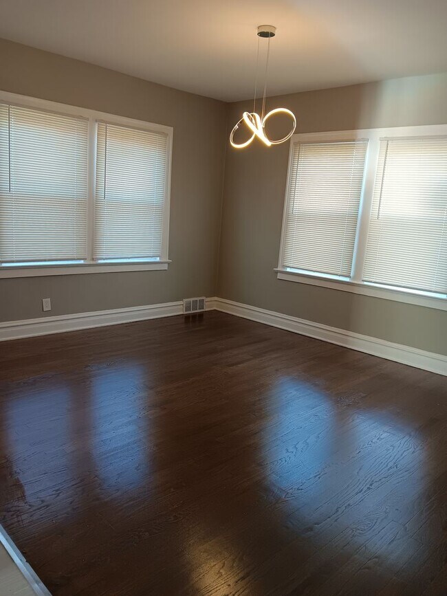 Building Photo - Spacious 2 Bedroom Home