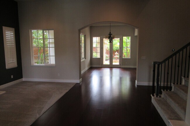 Building Photo - Gorgeous 5 Bed/4.5 Bath with Office in Perfect San Ramon Location