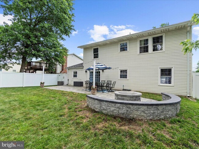 Building Photo - 7896 Pavilion Dr