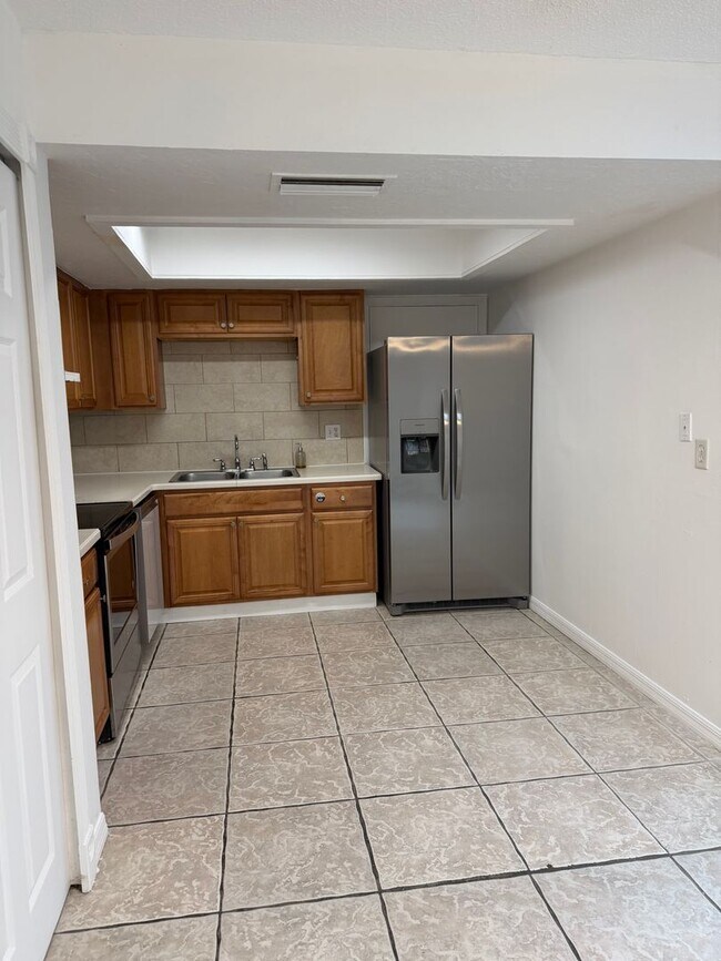 Building Photo - 2208 N Lockwood Ridge Rd