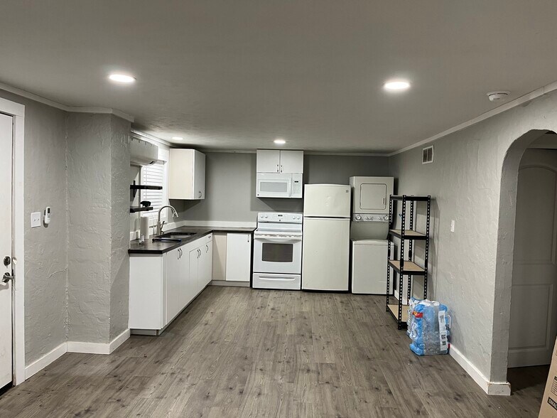 Building Photo - 407 S 5th St